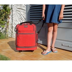 New Biaggi zipsak 22” luggage in BLACK